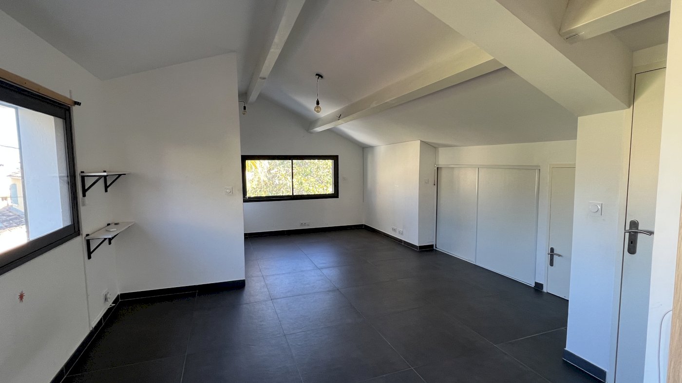 Superbe Maison de 175 m² avec 4 Chambres, Suite Parentale, et un étage type Loft - Photo 11 - La Garde