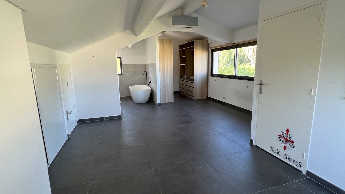 Superbe Maison de 175 m² avec 4 Chambres, Suite Parentale, et un étage type Loft - Photo 12 - La Garde