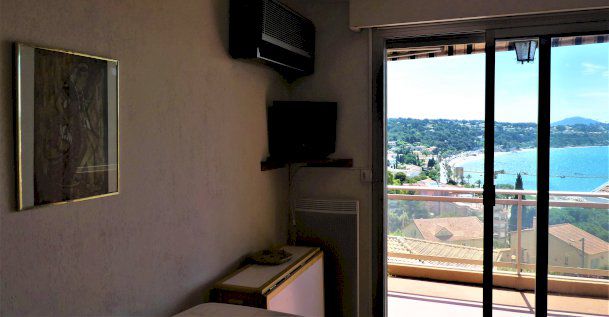 VENDS CHARMANT T1 MEUBLE VUE MER - Photo 1 - Bandol