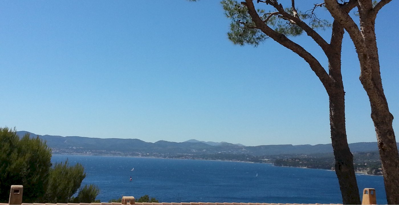 Grand F3 en rez-de-jardin et vue mer - Photo 1 - Saint-Cyr-sur-Mer