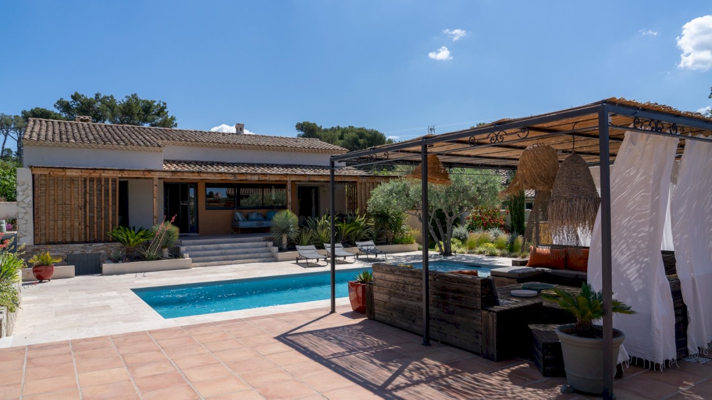 JOLIE VILLA FAMILIALE DE PLAIN-PIED DE 7 PIÈCES ET 166 M² AVEC JARDIN PAYSAGÉ ET PISCINE - Photo 1 - Velaux