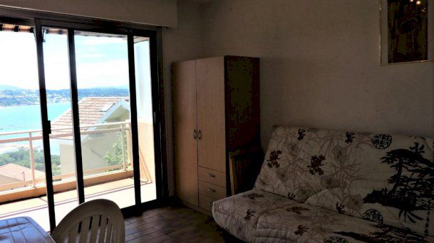 VENDS CHARMANT T1 MEUBLE VUE MER - Photo 2 - Bandol
