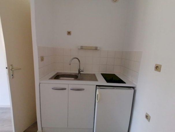 Joli 2 pièces entièrement rénové - Photo 2 - Le Lavandou