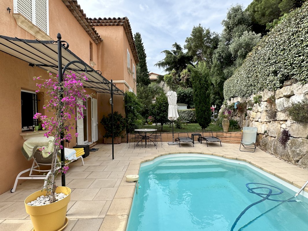 Villa avec beaucoup de charme - Photo 2 - Cavalaire-sur-Mer