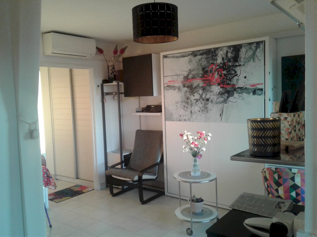 Beau studio. T1 BIS avec ascenseur et garage, centre ville de Sanary sur Mer - Photo 2 - Sanary-sur-Mer