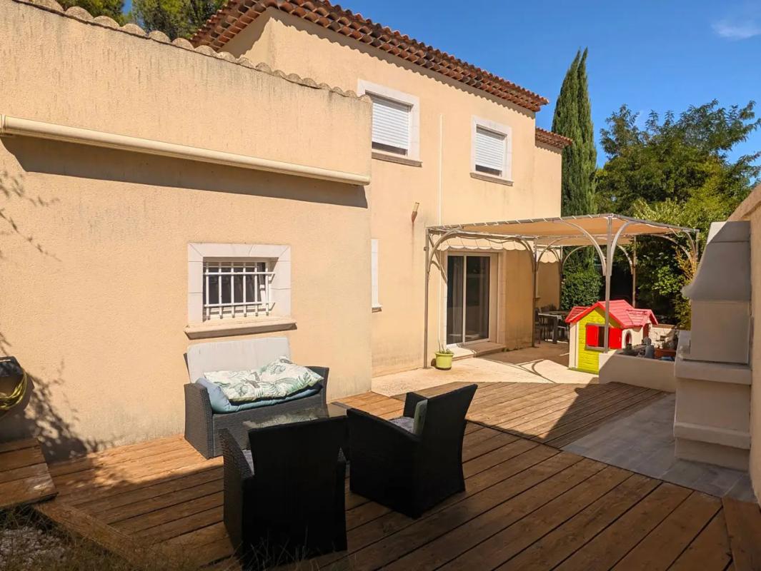 Maison T5 - 115 m² avec jardin - Saint Mitre les Remparts (Varage) - Photo 2 - Saint-Mitre-les-Remparts