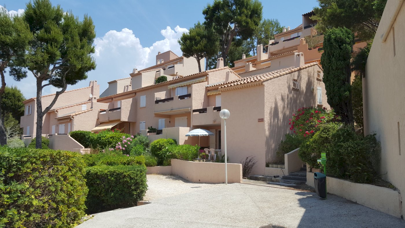 Grand F3 en rez-de-jardin et vue mer - Photo 2 - Saint-Cyr-sur-Mer