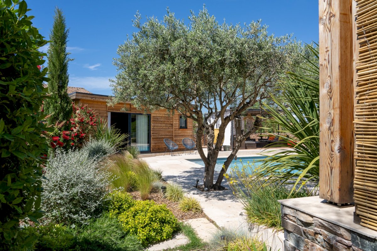 JOLIE VILLA FAMILIALE DE PLAIN-PIED DE 7 PIÈCES ET 166 M² AVEC JARDIN PAYSAGÉ ET PISCINE - Photo 2 - Velaux