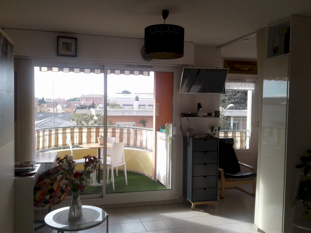 Beau studio. T1 BIS avec ascenseur et garage, centre ville de Sanary sur Mer - Photo 3 - Sanary-sur-Mer