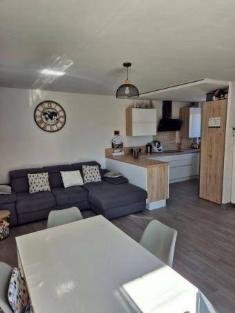 Appartement T3 avec terrasse - Photo 3 - Vitrolles