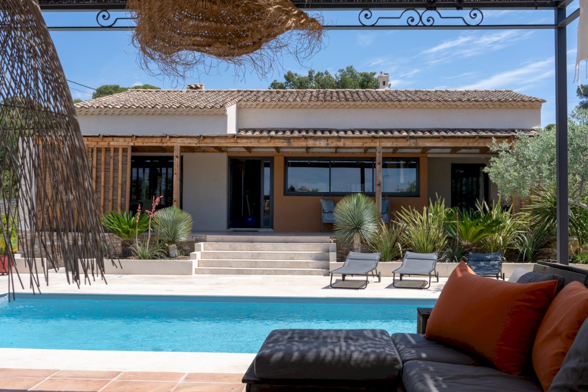 JOLIE VILLA FAMILIALE DE PLAIN-PIED DE 7 PIÈCES ET 166 M² AVEC JARDIN PAYSAGÉ ET PISCINE - Photo 3 - Velaux