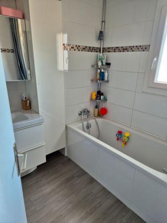 Appartement T3 avec terrasse - Photo 4 - Vitrolles