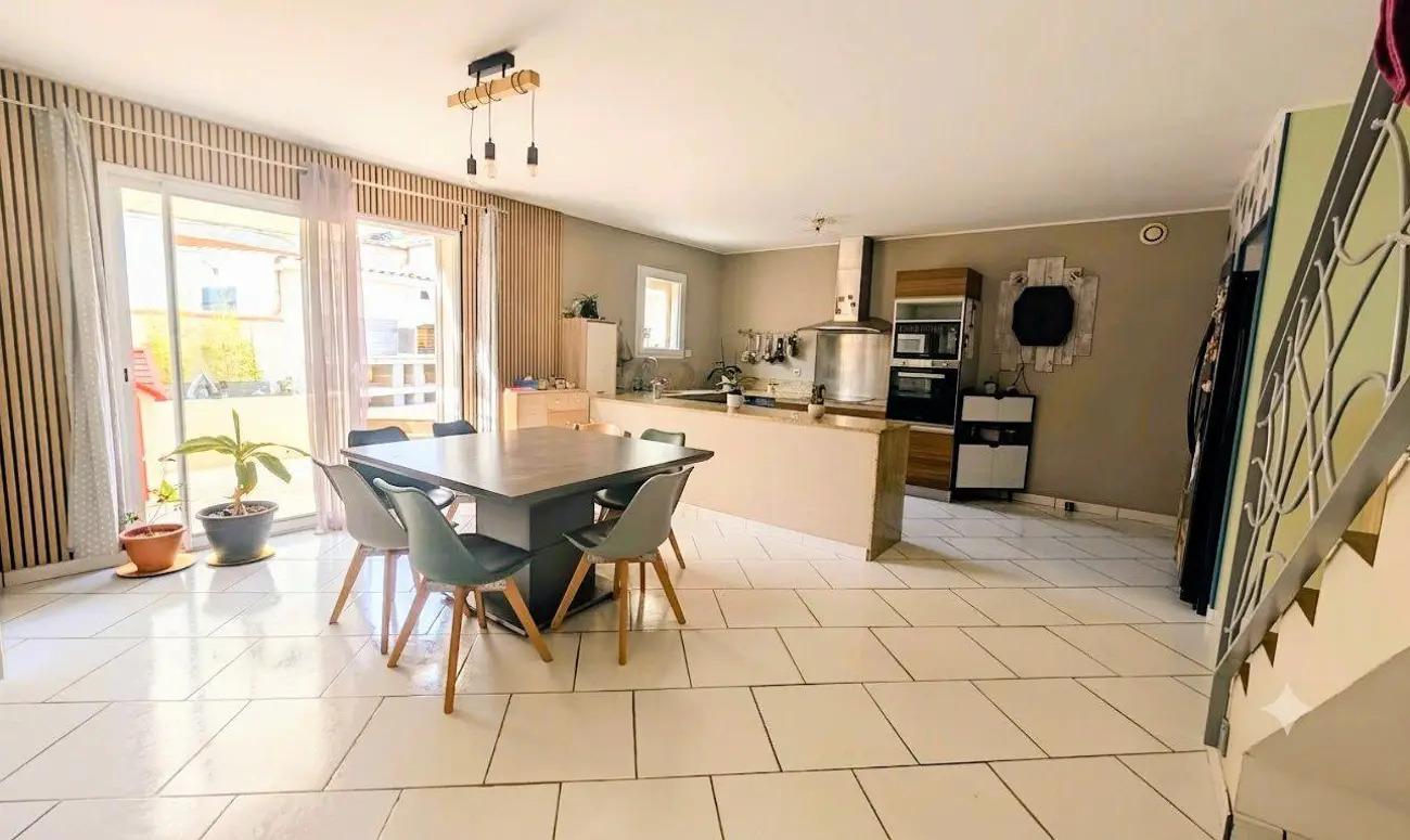 Maison T5 - 115 m² avec jardin - Saint Mitre les Remparts (Varage) - Photo 4 - Saint-Mitre-les-Remparts