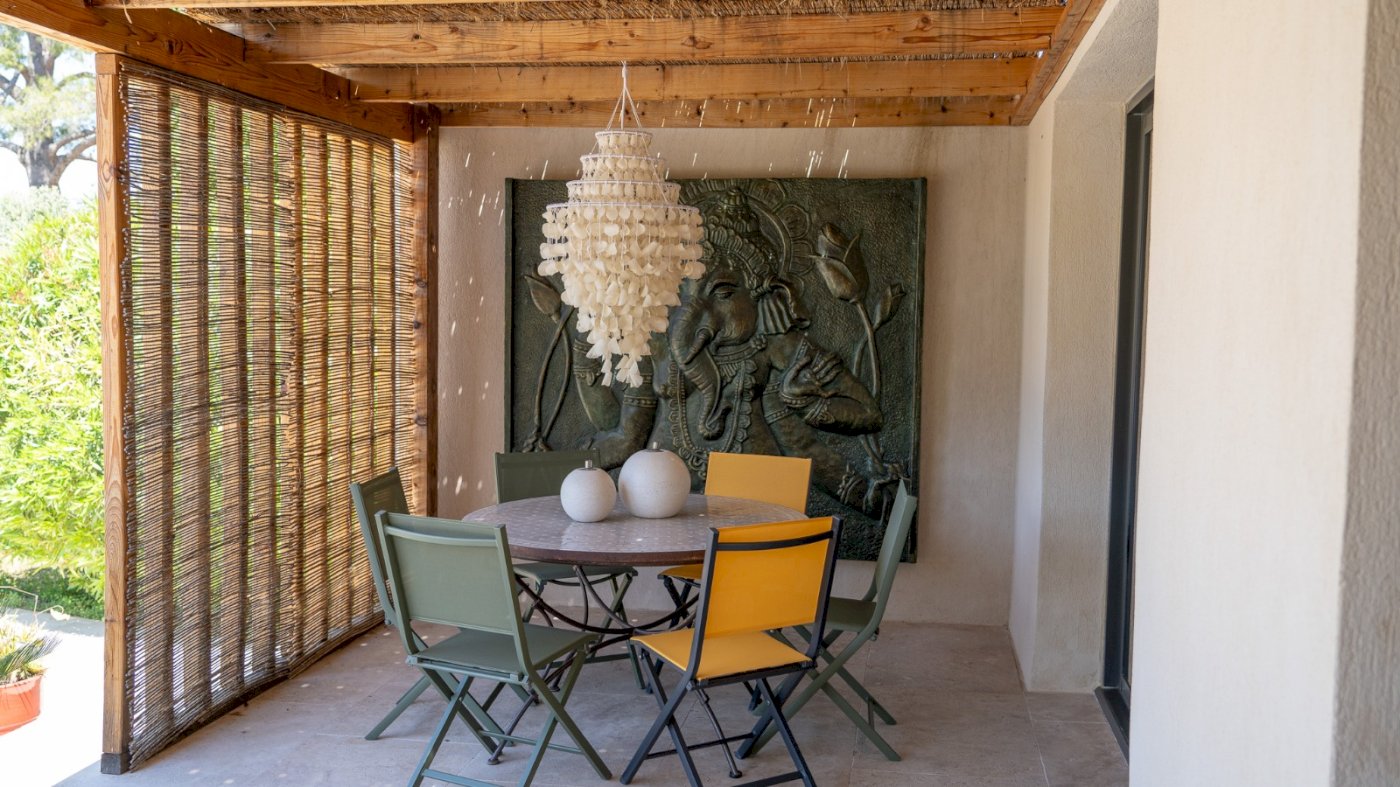 JOLIE VILLA FAMILIALE DE PLAIN-PIED DE 7 PIÈCES ET 166 M² AVEC JARDIN PAYSAGÉ ET PISCINE - Photo 4 - Velaux
