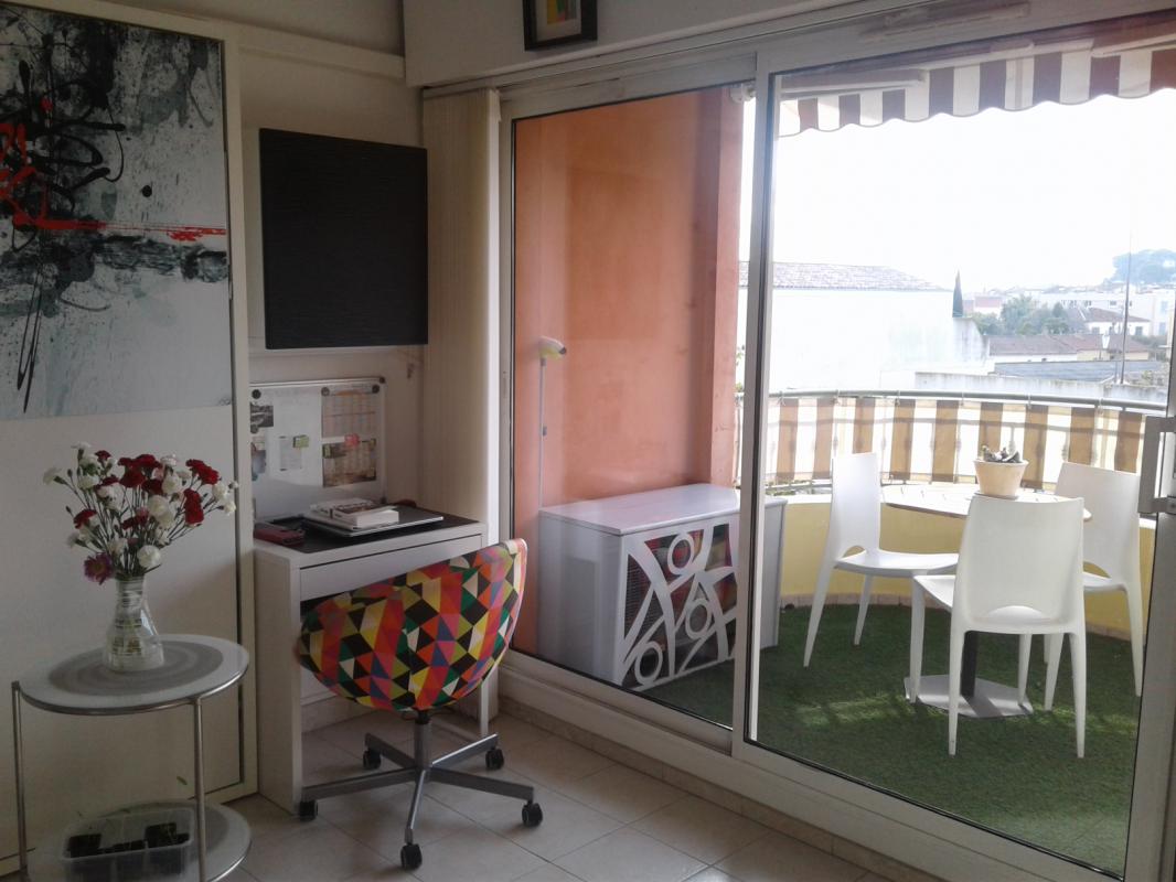 Beau studio. T1 BIS avec ascenseur et garage, centre ville de Sanary sur Mer - Photo 5 - Sanary-sur-Mer