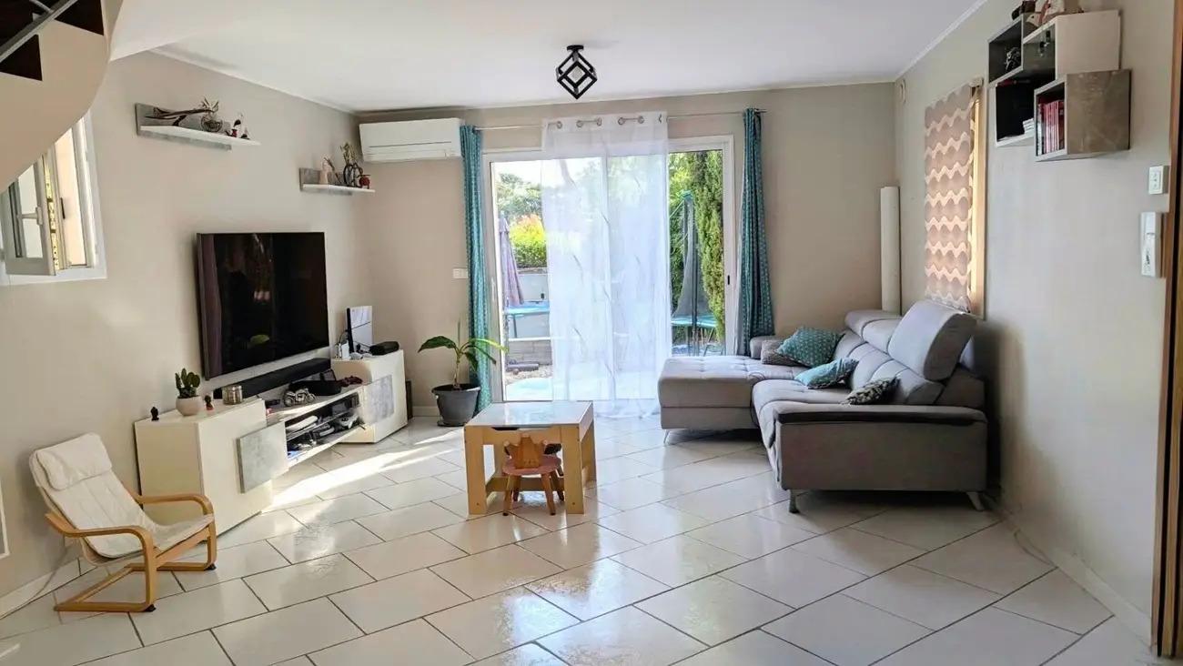 Maison T5 - 115 m² avec jardin - Saint Mitre les Remparts (Varage) - Photo 5 - Saint-Mitre-les-Remparts