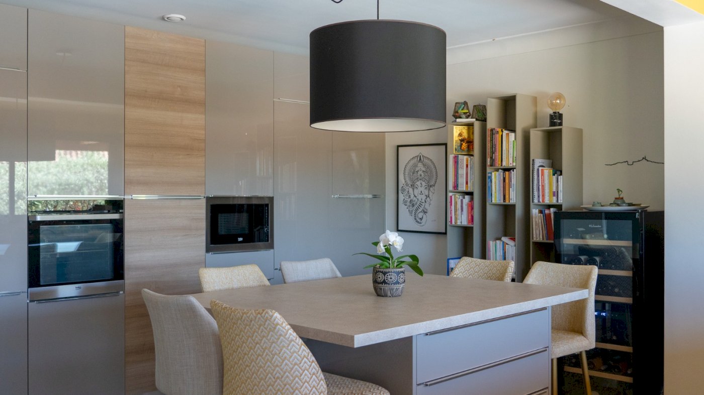 JOLIE VILLA FAMILIALE DE PLAIN-PIED DE 7 PIÈCES ET 166 M² AVEC JARDIN PAYSAGÉ ET PISCINE - Photo 5 - Velaux
