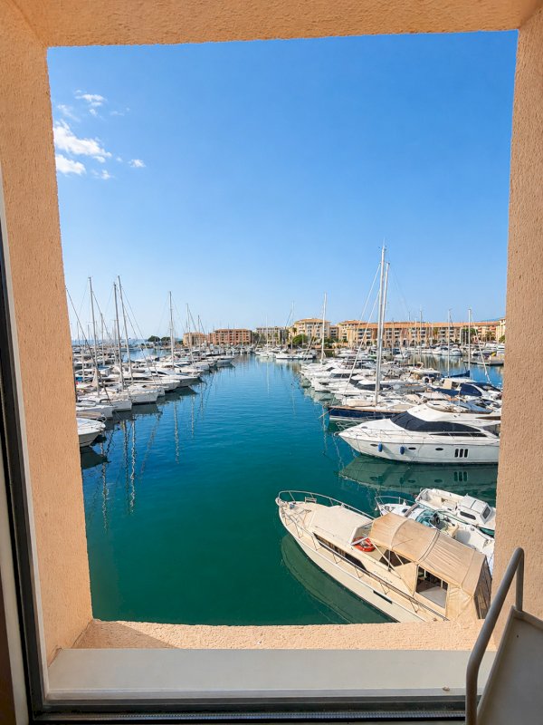 PORT FRÉJUS – Un appartement lumineux avec une vue exceptionnelle sur le port et la mer! - Photo 6 - Port Fréjus