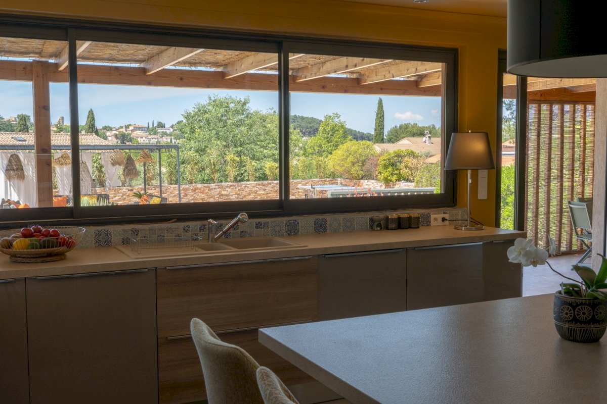 JOLIE VILLA FAMILIALE DE PLAIN-PIED DE 7 PIÈCES ET 166 M² AVEC JARDIN PAYSAGÉ ET PISCINE - Photo 6 - Velaux