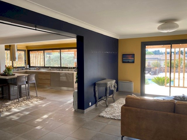 JOLIE VILLA FAMILIALE DE PLAIN-PIED DE 7 PIÈCES ET 166 M² AVEC JARDIN PAYSAGÉ ET PISCINE - Photo 7 - Velaux