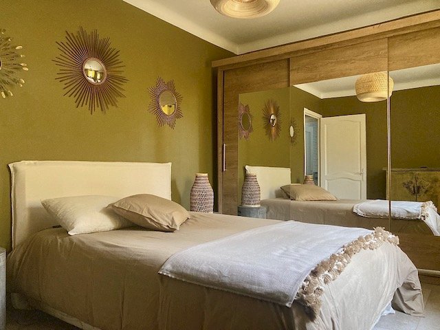 JOLIE VILLA FAMILIALE DE PLAIN-PIED DE 7 PIÈCES ET 166 M² AVEC JARDIN PAYSAGÉ ET PISCINE - Photo 9 - Velaux